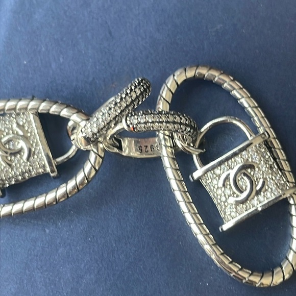 ❌SOLD❌ Luxury 925 Lock Earrings withh tiny Simulated Diamond top hoop part - Picture 4 of 5